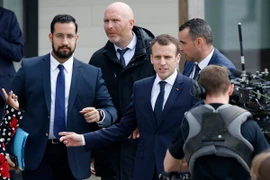 Tổng thống Pháp Emmanual Macron (giữa) và trợ lý an ninh cấp cao Alexandre Benalla (trái) tại Berd'huis, Tây Bắc Pháp ngày 12/4. (Ảnh: AFP/TTXVN)