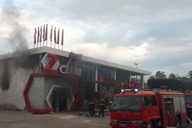 Lực lượng chức năng đang tiếp cận hiện trường. (Ảnh: Phan Sáu/TTXVN)