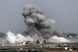 Khói bốc lên sau một cuộc không kích tại khu vực tỉnh Quneitra, miền nam Syria ngày 25/7. (Ảnh: AFP/ TTXVN)