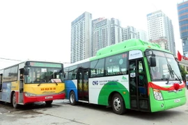 Xe buýt sử dụng khí CNG tuyến Bến xe Mỹ Đình - Sơn Tây có giá vé 9.000 đồng/người/lượt. (Ảnh: Huy Hùng/TTXVN)