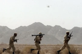 Binh sỹ Iran làm nhiệm vụ tại khu vực Sistan-Baluchestan, cách thành phố Zahedan 50km về phía đông. (Nguồn: AFP/TTXVN)