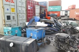 Hàng phế liệu nhập về cảng Cát Lái. (Ảnh tư liệu: Hoàng Hải/TTXVN)