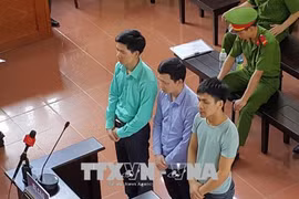 Các bị cáo tại phiên tòa, sáng 23/5. (Ảnh: Thanh Hải/TTXVN)