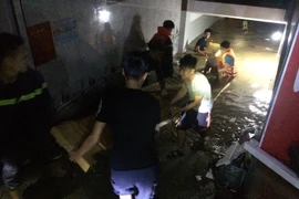 Chính quyền địa phương huyện Con Cuông tổ chức di dời dân đến nơi an toàn trong đêm 17/8 và rạng sáng 18/8. (Ảnh: Phạm Hậu/TTXVN)