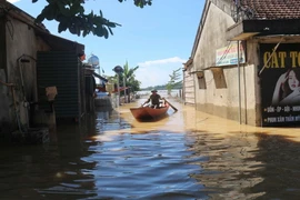 Ngày 21/8, nước từ thượng nguồn đổ về nhanh đã khiến hàng loạt xã của huyện Thanh Chương, tỉnh Nghệ An bị ngập nặng. (Ảnh: Nguyễn Oanh/TTXVN)
