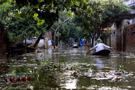 Rác thải tràn ngập khắp nơi tại Chương Mỹ sau khi nước rút