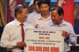 Các doanh nghiệp ủng hộ Quỹ “Vì biển đảo quê hương - Vì tuyến đầu Tổ quốc”. (Ảnh:Hoàng Hải/TTXVN)