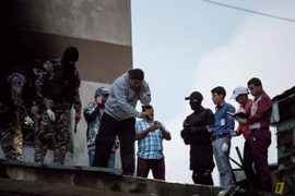 Lực lượng an ninh điều tra tại hiện trường vụ tấn công nhằm vào Tổng thống Venezuela Nicolas Maduro tại Caracas ngày 4/8. (Nguồn: EPA/TTXVN)