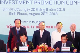 Thủ tướng Nguyễn Xuân Phúc, nguyên Chủ tịch nước Nguyễn Minh Triết chứng kiến lễ ký biên bản thỏa thuận phát triển dự án Khu liên hợp Becamex - Bình Phước. (Ảnh: Thống Nhất/TTXVN)