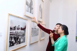 Đại biểu tham quan triển lãm. (Ảnh: Minh Quyết/TTXVN)