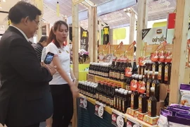 Khách Thái Lan tham quan gian hàng trưng bày. (Ảnh: Sơn Nam/TTXVN)