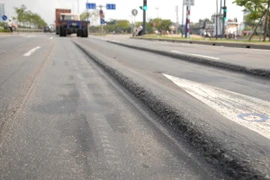 Đại lộ Đông Tây sụt lún nghiêm trọng. (Ảnh: Mạnh Linh/TTXVN)