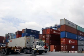 Các container phế liệu nằm rải rác trong cảng Cát Lái. (Ảnh:Hoàng Hải/TTXVN)