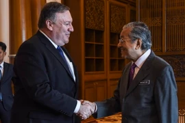 Thủ tướng Malaysia Mohamad Mahathir và Ngoại trưởng Mỹ Mike Pompeo trong cuộc gặp tại Putrajaya, Malaysia ngày 3/8. (Ảnh: EPA/TTXVN)