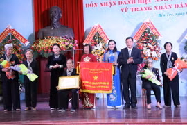 Trao danh hiệu Anh hùng LLVTND cho Đội quân tóc dài Bến Tre 