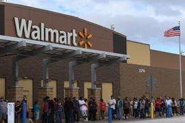 Người dân xếp hàng bên ngoài cửa hàng Walmart ở Houston, Texas, Mỹ ngày 30/8/2017. (Nguồn: AFP/TTXVN )
