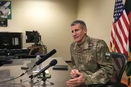Tướng John Nicholson, phát biểu với báo giới tại căn cứ không quân Bagram, cách thủ đô Kabul của Afghanistan 60km về phía bắc, ngày 14/3. (Ảnh: AFP/ TTXVN)