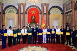 Chủ tịch nước Trần Đại Quang tặng quà cho các đại biểu. (Ảnh: Nhan Sáng/TTXVN)