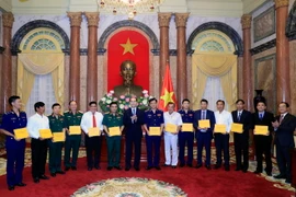 Chủ tịch nước Trần Đại Quang tặng quà cho các đại biểu. (Ảnh: Nhan Sáng/TTXVN)