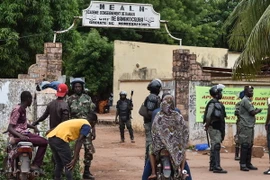 Cảnh sát Mali gác tại lối vào một điểm bỏ phiếu ở Bamako ngày 29/7. (Ảnh: AFP/TTXVN)
