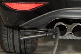 Ống đo lượng khí thải được gắn vào ống xả xe ôtô tại Ludwigsburg, Tây Nam Đức. (Nguồn: AFP/TTXVN)