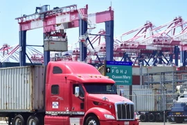 Bốc dỡ hàng hóa tại cảng Long Beach, bang California, Mỹ ngày 12/7. (Ảnh: AFP/TTXVN)