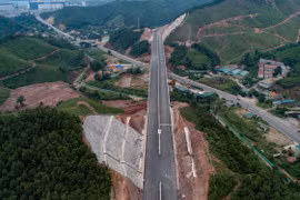 Sau gần 3 năm triển khai, dự án đường cao tốc Hạ Long-Vân Đồn (Quảng Ninh) có chiều dài gần 54km hiện đang trong giai đoạn thi công nước rút để hoàn thiện những hạng mục cuối cùng.