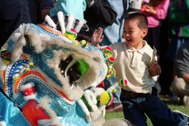 Trẻ em vui chơi vào dịp Tết Nguyên đán ở Westminster, bang California, Mỹ. Ảnh: (Nguồn: AFP/TTXVN)