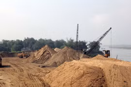 Một bến cát trái phép hoạt động rầm rộ dưới chân cầu đường sắt Yên Xuân, huyện Hưng Nguyên, Nghệ An. (Ảnh: Tá Chuyên/TTXVN)