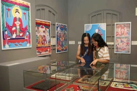 Khách tham quan Triển lãm. (Ảnh: Thanh Tùng/TTXVN)