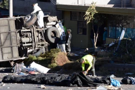 Cảnh sát Ecuador điều tra tại hiện trường vụ tai nạn xe buýt ở ngoại ô thủ đô Quito, ngày 14/8. (Nguồn: THX/ TTXVN)