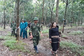 Các chiến sỹ Đồn Biên phòng Ia Nan (Đức Cơ, Gia Lai) cùng cán bộ địa phương tuần tra khu vực biên giới. (Ảnh: Dư Toán/TTXVN)