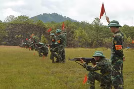 Học viên Học viện Lục quân tham gia đợt kiểm tra bắn súng. (Ảnh minh họa: Nguyễn Dũng/TTXVN)