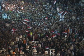 Người biểu tình ủng hộ Tổng thống bị phế truất Mohamed Morsi bên ngoài nhà thờ Hồi giáo Rabaa al-Adawiya ở Cairo ngày 1/8/2013. (Nguồn: AFP/ TTXVN)