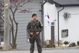 Binh sỹ Hàn Quốc gác tại một trạm gác ở gần khu vực phi quân sự (DMZ) chia tách 2 miền Triều Tiên tại Ganghwa ngày 24/5. (Ảnh: AFP/ TTXVN)