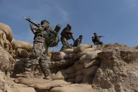 Binh sỹ Afghanistan làm nhiệm vụ trong chiến dịch truy quét phiến quân Taliban tại khu vực Dand-e-Ghori, tỉnh Baghlan. (Ảnh: AFP/TTXVN)