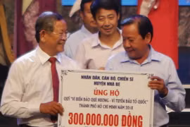 Các doanh nghiệp ủng hộ Quỹ “Vì biển đảo quê hương - Vì tuyến đầu Tổ quốc”. (Ảnh:Hoàng Hải/TTXVN)