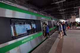 Sáng 11/8, Tổng thầu dự án đường sắt Cát Linh-Hà Đông là Công ty hữu hạn Tập đoàn Cục 6 đường sắt Trung Quốc đã tổ chứcchuyến tàu chạy thử nghiệm vận hành từ ga Cát Linh đến ga Yên Nghĩa. (Ảnh: Huy Hùng/TTXVN)