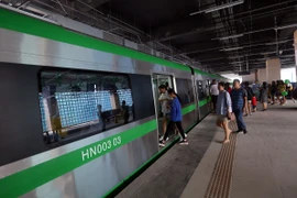 Sáng 11/8, Tổng thầu dự án đường sắt Cát Linh-Hà Đông là Công ty hữu hạn Tập đoàn Cục 6 đường sắt Trung Quốc đã tổ chứcchuyến tàu chạy thử nghiệm vận hành từ ga Cát Linh đến ga Yên Nghĩa. (Ảnh: Huy Hùng/TTXVN)