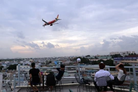 Uống càphê ngắm máy bay - thú vui độc đáo tại TP Hồ Chí Minh