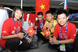 Đội tuyển robot Việt Nam tham dự giải (Nguyễn Tuấn Hà, Nguyễn Phương Nam, Nguyễn Nam Giang và Trần Thảo Nguyên (theo thứ tự từ phải sang trái). (Ảnh: Việt Hùng/Vietnam+)