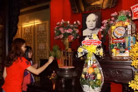 Công nhân lao động Thành phố Hồ Chí Minh dâng hương Chủ tịch Tôn Đức Thắng tại Bảo tàng Tôn Đức Thắng. (Ảnh: Thanh Vũ/TTXVN)