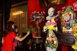 Công nhân lao động Thành phố Hồ Chí Minh dâng hương Chủ tịch Tôn Đức Thắng tại Bảo tàng Tôn Đức Thắng. (Ảnh: Thanh Vũ/TTXVN)