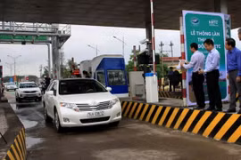 Một trong những phương tiện đầu tiên lưu thông qua Trạm BOT Quảng Trị thu phí tự động. (Ảnh: Nguyên Lý/TTXVN)