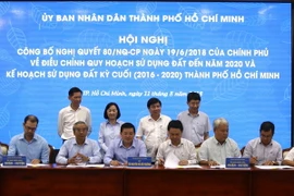 Ký biên bản bàn giao Nghị quyết 80 của Chính phủ cho các sở ngành và các quận huyện trên địa bàn Tp. Hồ Chí Minh. (Ảnh: Trần Xuân Tình/TTXVN)