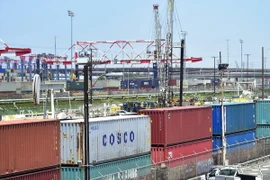 Hàng hóa chờ vận chuyển tại cảng Long Beach ngày 12/7. (Ảnh: AFP/ TTXVN)