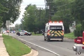 Xe cứu thương và cảnh sát được triển khai tại khu vực xảy ra vụ xả súng ở Fredericton, New Brunswick, Canada ngày 10/8. (Ảnh: The Guardian)