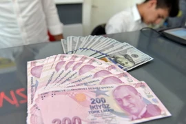 Đồng lira của Thổ Nhĩ Kỳ và đồng đôla Mỹ tại một cửa hàng đổi tiền ở Ankara. Ảnh: (Nguồn: THX/TTXVN)