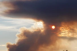 Khói bốc lên từ đám cháy rừng ở Karbole, Thụy Điển ngày 15/7. (Ảnh: AFP/TTXVN)