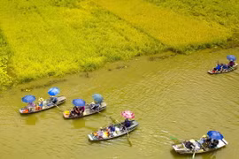 Du khách đến với Ninh Bình. (Ảnh: Minh Đức/TTXVN)